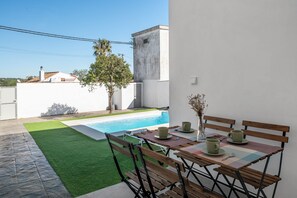 Outdoor dining - Apartment 'Casa Santolina' with Private Pool, Private Terrace and Air Conditioning (Vejer de la Frontera)