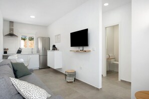 TV - Apartment 'Casa Santolina' with Private Pool, Private Terrace and Air Conditioning (Vejer de la Frontera)