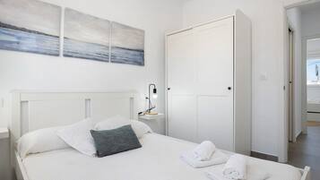 2 bedrooms, iron/ironing board, bed sheets