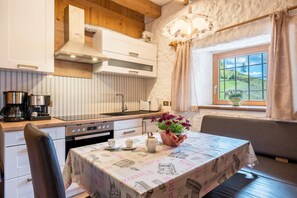 Fridge, oven, stovetop, coffee/tea maker