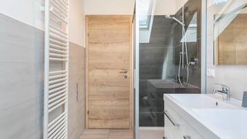 Shower, hair dryer, towels