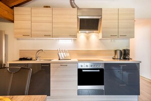 Fridge, oven, stovetop, dishwasher