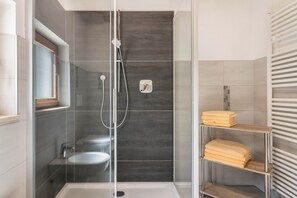 Douche, sèche-cheveux, serviettes fournies