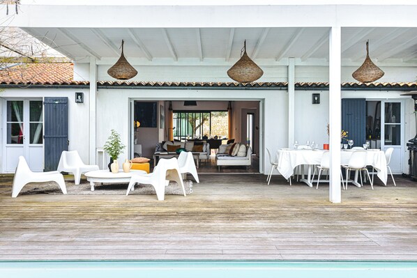 Outdoor dining - Superbe Maison De Charme La Flotte En Ré with Private Heated Pool, Private Terrace and Wi-Fi (La Flotte)