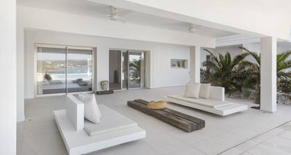 Villa Hastinapura: exclusivas vistas al mar, tranquilidad, lujo y arte en Es Castell