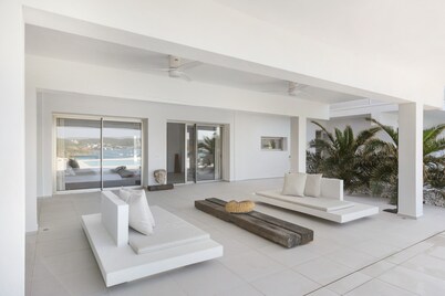 Villa Hastinapura: exclusivas vistas al mar, tranquilidad, lujo y arte en Es Castell