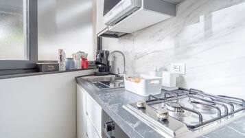 Wasserkocher mit Kaffee-/Teezubehör, Kühlschrank, Mikrowelle, Ofen