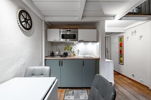 Micro-ondes, plaque de cuisson, grille-pain