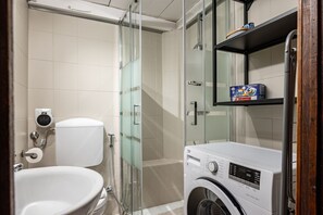 Douche, sèche-cheveux, serviettes fournies