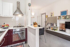 Een koelkast, een oven, een kookplaat, een vaatwasser