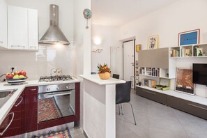 Fridge, oven, stovetop, dishwasher