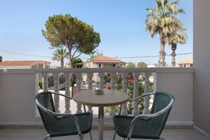 Outdoor dining - Paradise Zante Superior Studio 5 with Shared Pool & Wi-Fi (Zakynthos)