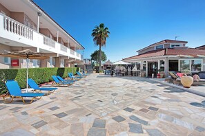 Terrace/patio - Apartment "Paradise Zante Apartment 3" with Shared Pool & Wi-Fi (Zakynthos)