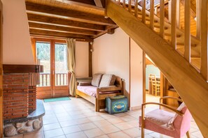 Fernseher, Kamin, DVD-Player