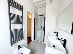 Shower, hair dryer, towels - Holiday Apartment "Lilla" with Shared Pool, Shared Garden & Wi-Fi (Montepulciano)