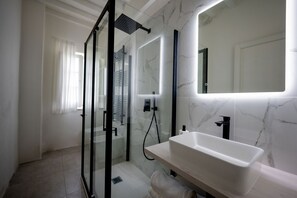 Douche, sèche-cheveux, serviettes fournies