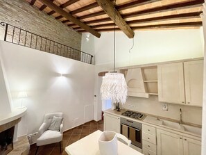 Frigorifero, forno, piano cottura, macchina per tè/caffè