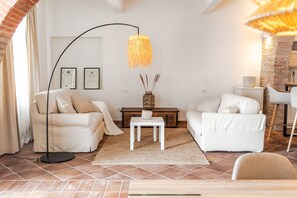 TV, fireplace - Holiday Apartment "Peonie" with Shared Pool, Shared Garden & Wi-Fi (Montepulciano)