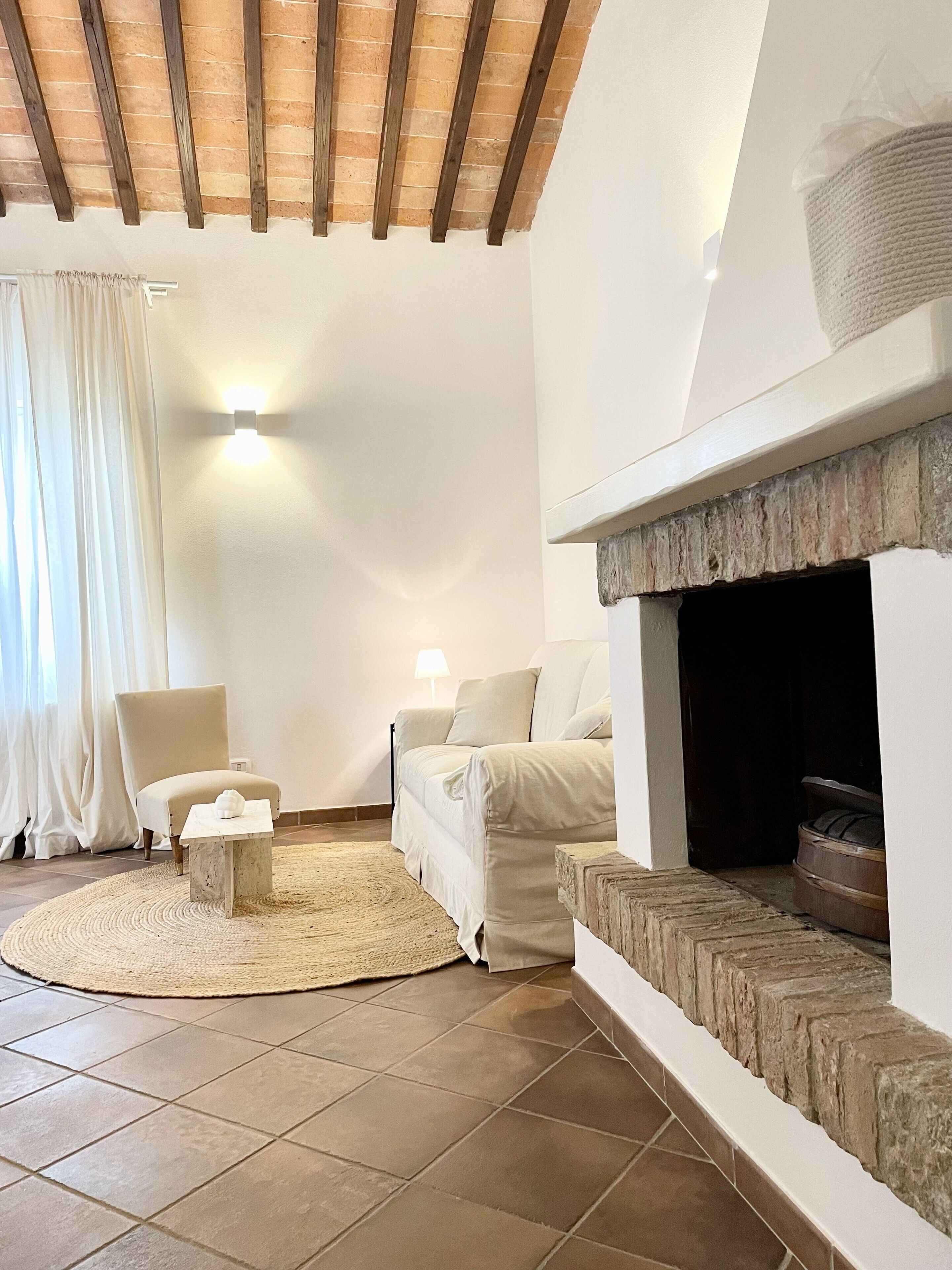 Televisión y chimenea 