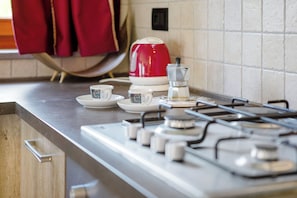 Een koelkast, een oven, een kookplaat, een vaatwasser