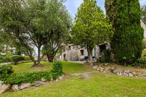 Property grounds - Villa 'Cyprès Bleu' with private pool, private terrace and Wi-Fi (Peymeinade)