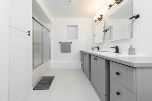 Shower, hair dryer, towels, soap - Henderson Homestead on 3 acres - 3 Bed Pet Friendly East St Paul Sleeps 6-10!  (East Saint Paul)