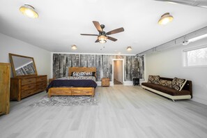 3 bedrooms, iron/ironing board, WiFi, bed sheets - Henderson Homestead on 3 acres - 3 Bed Pet Friendly East St Paul Sleeps 6-10!  (East Saint Paul)