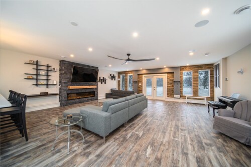 Henderson Homestead on 3 acres - 3 Bed Pet Friendly East St Paul Sleeps 6-10! 