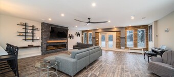 Henderson Homestead on 3 acres - 3 Bed Pet Friendly East St Paul Sleeps 6-10! 