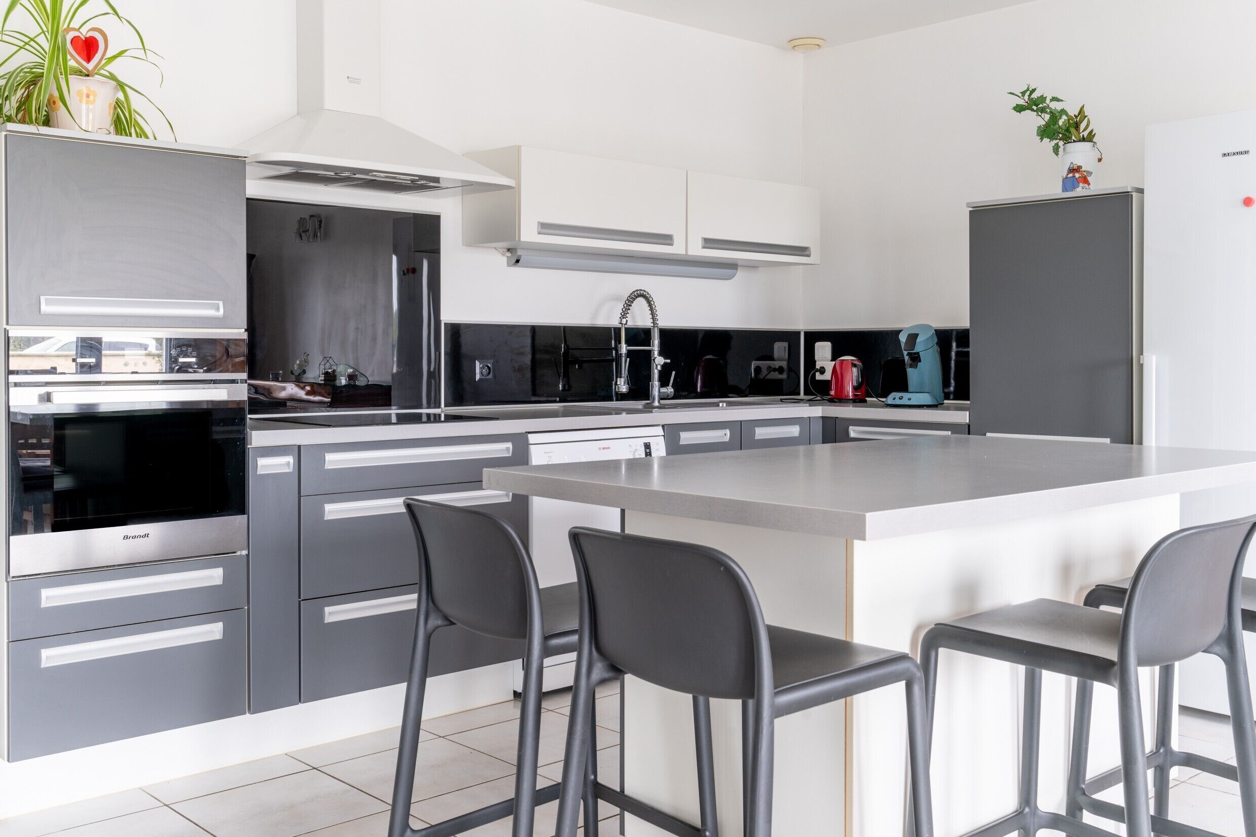 Réfrigérateur, micro-ondes, four, plaque de cuisson