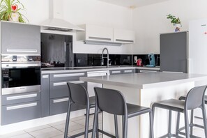 Fridge, microwave, oven, stovetop - Holiday Home 'L'ancrage - 5 Minutes De La Mer' with Private Terrace, Private Garden and Wi-Fi (La Plaine-sur-Mer)