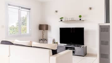 Tv och ett bordtennisbord