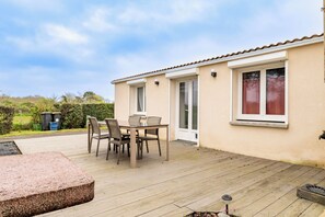 Outdoor dining - Holiday Home 'L'ancrage - 5 Minutes De La Mer' with Private Terrace, Private Garden and Wi-Fi (La Plaine-sur-Mer)