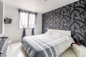 4 makuuhuonetta, silitysrauta/-lauta, ilmainen Wi-Fi, vuodevaatteet