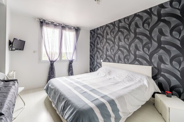 4 bedrooms, iron/ironing board, free WiFi, bed sheets