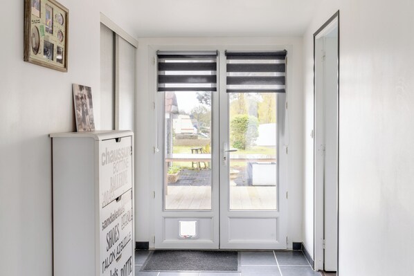 Interior - Holiday Home 'L'ancrage - 5 Minutes De La Mer' with Private Terrace, Private Garden and Wi-Fi (La Plaine-sur-Mer)