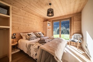 3 bedrooms, free WiFi, bed sheets, wheelchair access