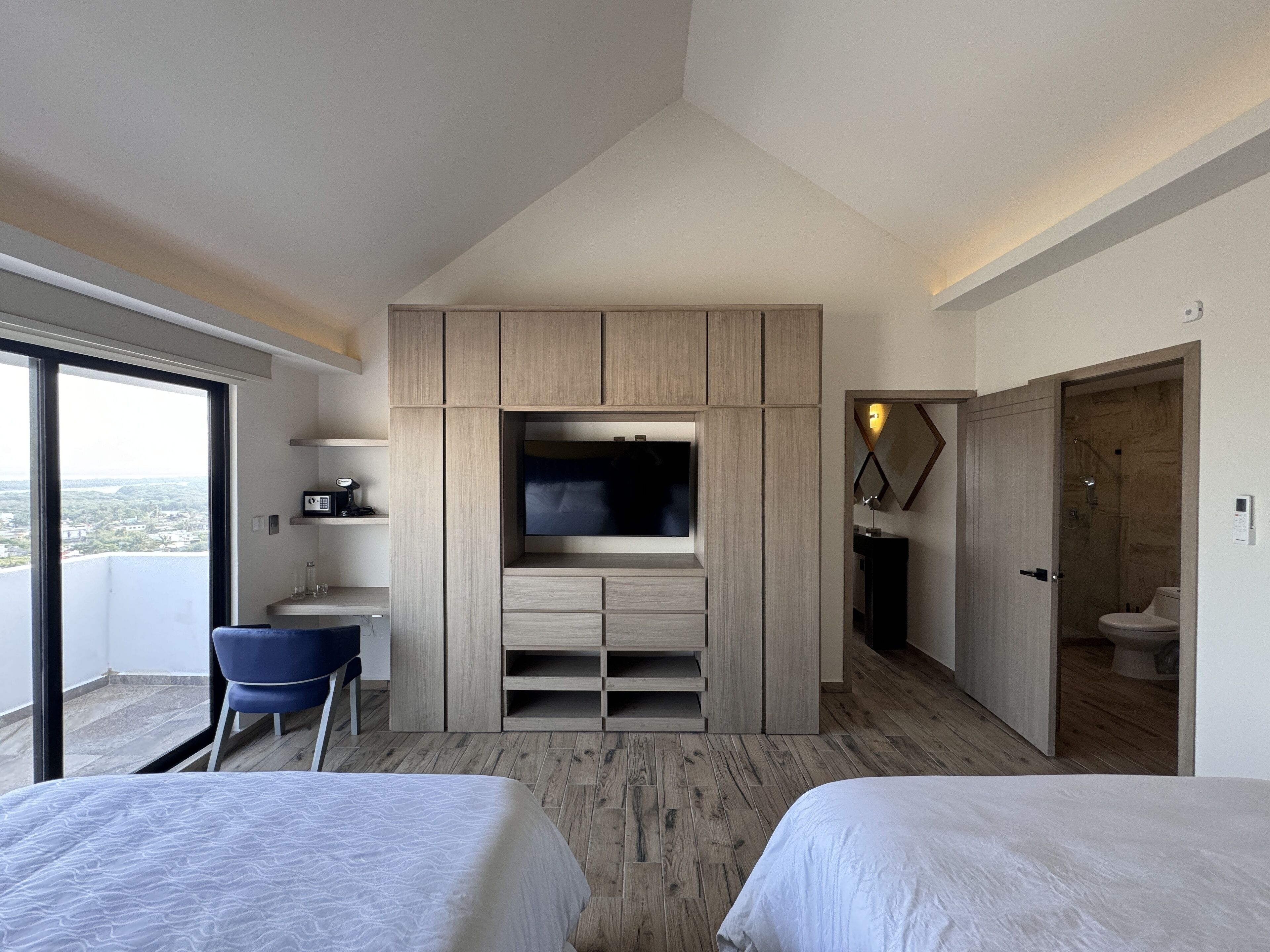 4 bedrooms, in-room safe, desk, iron/ironing board