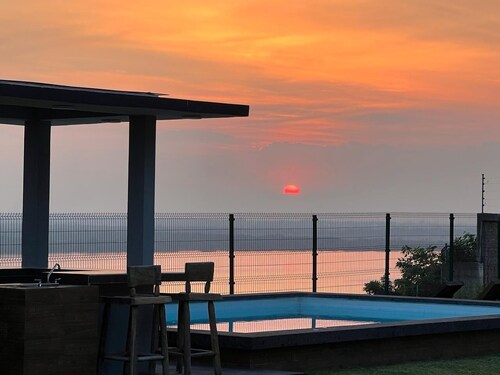 Luxury villa 🌅 with lagoon-facing bathtub, jacuzzi, grill and pizza oven 🍕