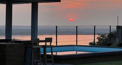 Luxury villa 🌅 with lagoon-facing bathtub, jacuzzi, grill and pizza oven 🍕