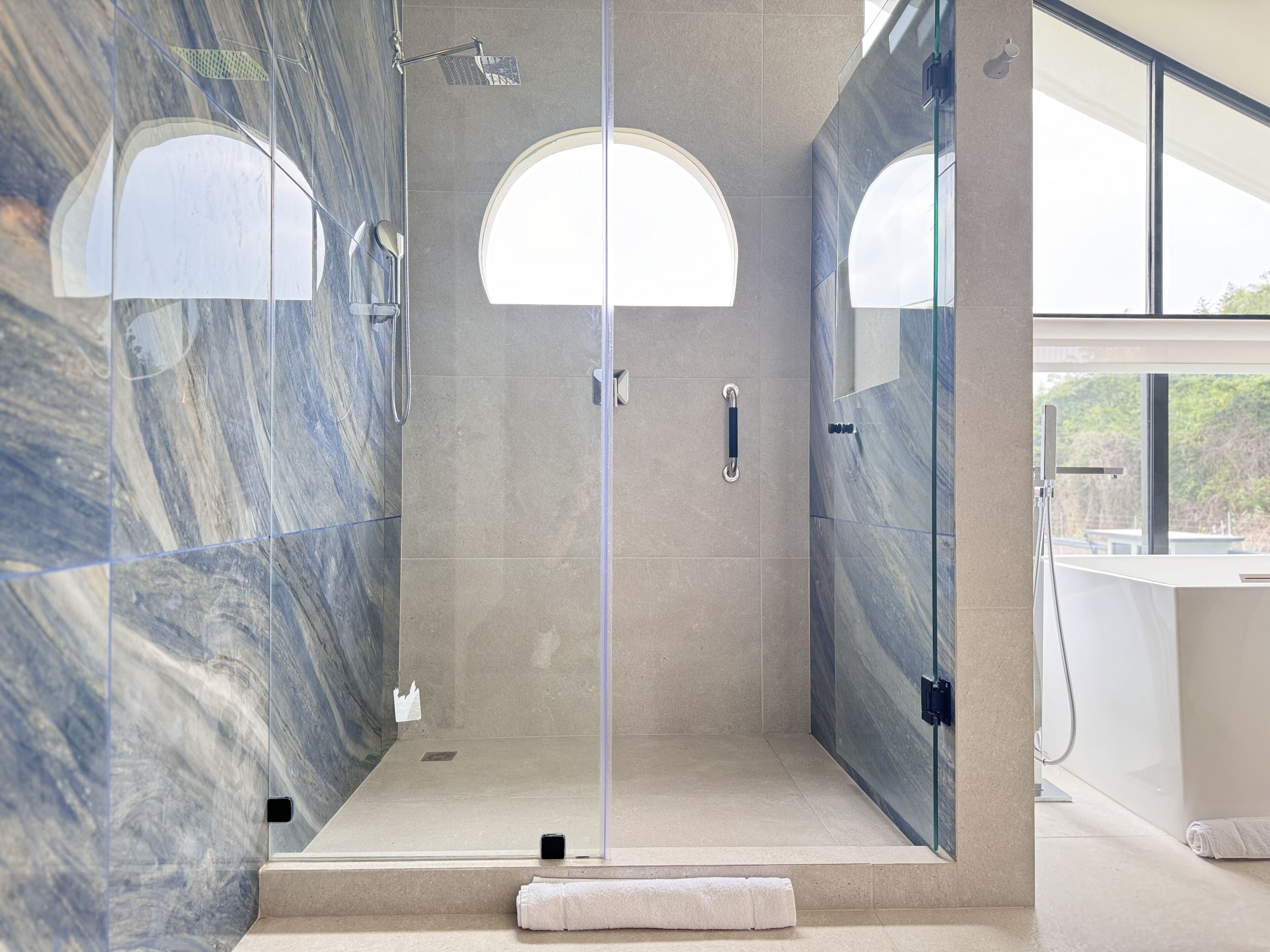 Dusche, Haartrockner, Handtücher, Seife
