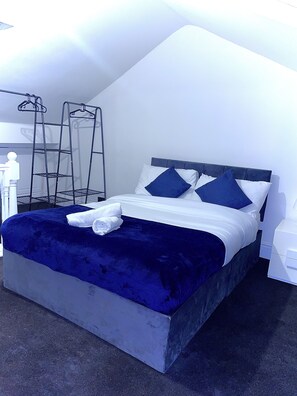 4 bedrooms, iron/ironing board, WiFi, bed sheets