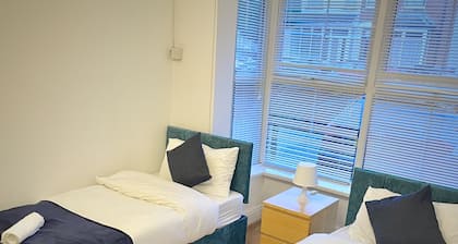 Central 4 bedroom house in the heart of Birmingham city with Free Parking!