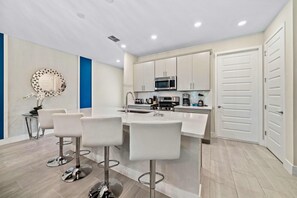 Een koelkast, een magnetron, een oven, een kookplaat