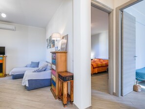 2 bedrooms, iron/ironing board, WiFi
