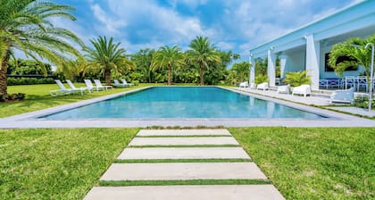 Casa Paradiso - Beautiful 1.5 Acre Modern Paradise