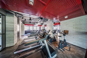A gym with treadmills, stationary bikes, and a red ceiling. - Vn Oscar Freire (São Paulo)
