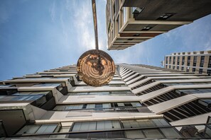 Un edificio moderno con una estructura esférica distintiva, grandes ventanales y cielo despejado.