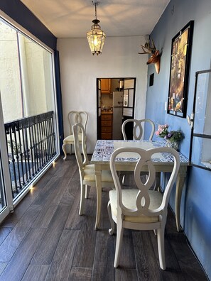 28–tuumainen äly-TV, jossa digitaalikanavat