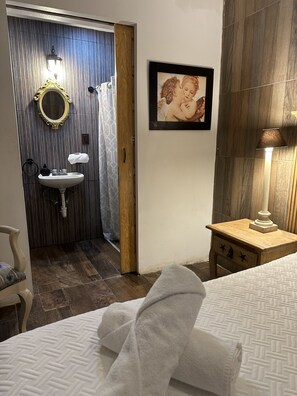 Perushuone, 1 makuuhuone | Kylpyhuone | Ilmaiset hygieniatuotteet, pyyhkeet, saippua, sampoo